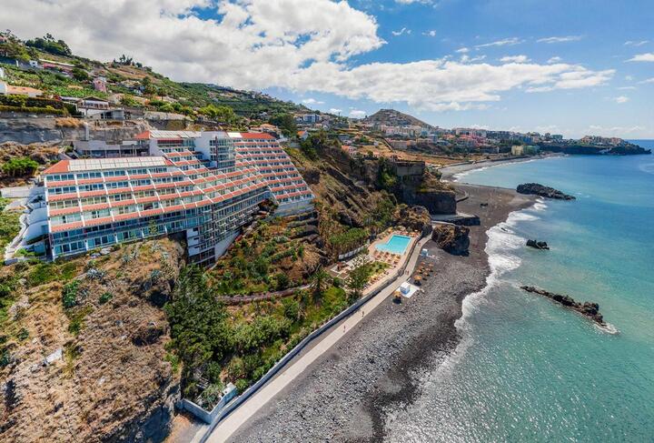 4-stjernet hotel helt ud til havet, 7 nætter, morgenmad, bagage og fly