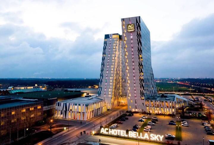 Ophold på AC Hotel Bella Sky inkl. 3-retters middag og 1 glas bobler