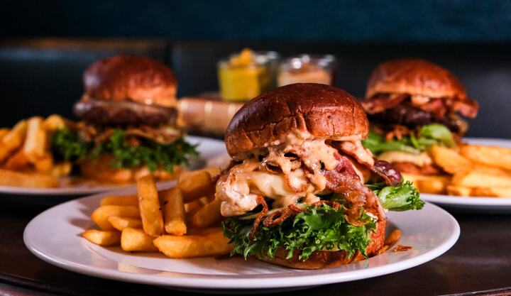 Cafe BANKERÅT | Valgfri burgermenu | TO GO or TO STAY